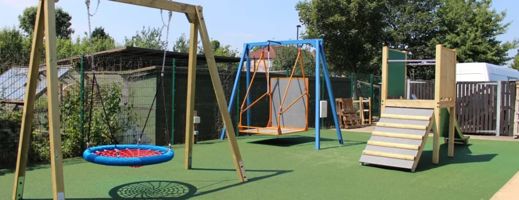 Birds nest swing wooden frame outdoor play